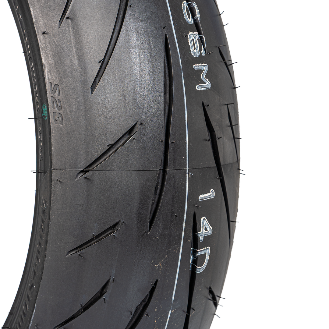 Llanta Bridgestone 190/55ZR-17 BATTLAX HYPERSPORT S23 Trasera