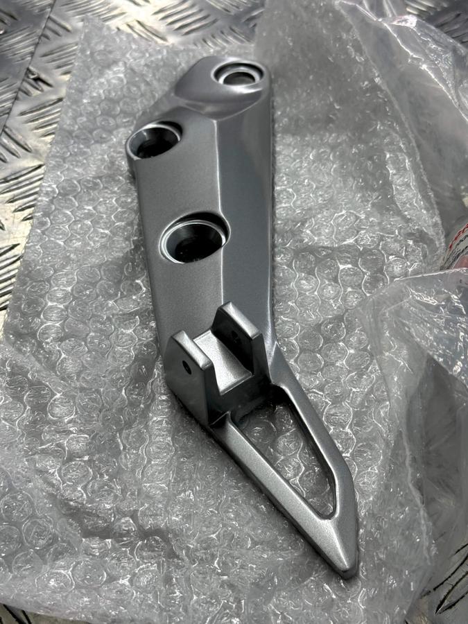 Soporte Reposapie Best 125 Suzuki Original (Trasero Izquierdo)