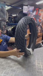 Load and play video in Gallery viewer, Llanta Pirelli Angel Scooter 110/80-14 59S TL Reforzada FR/RR - Mundimotos