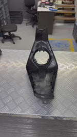Load and play video in Gallery viewer, Cubierta Central de Tanque Cb 160 Repuesto Honda Original