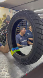 Cargar y reproducir video en el visor de galería, Llanta Michelin Anakee Street RR 130/80-17 Sellomatic