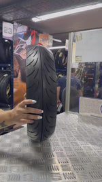 Cargar y reproducir video en el visor de galería, Llanta Bridgestone Battlax CS1 110/70-13 48P TL Delantera | Mundimotos